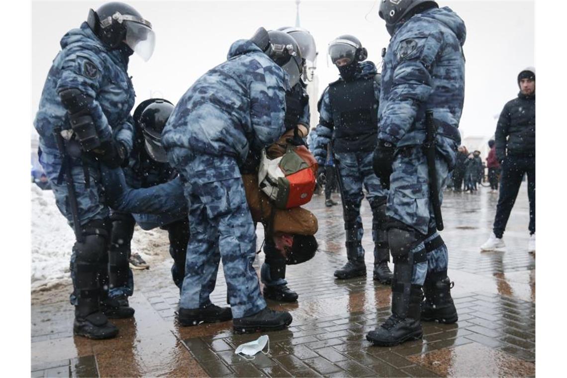 Festnahme in Moskau: Polizisten verhaften einen Mann während eines Protestes gegen die Inhaftierung von Oppositionsführer Nawalny. Foto: Alexander Zemlianichenko/AP/dpa