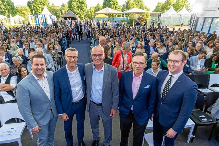 Festredner Matthias Wissmann (Zweiter von rechts) zusammen mit den Veranstaltern und Gastgebern (von links) Stefan Hopp (BdS-Gewerbeverein), Christoph Bode (CEO bei Stoba), Markus Höfliger (Industrieverein Backnang und Umgebung) und Oberbürgermeister Maximilian Friedrich. Foto: Alexander Becher