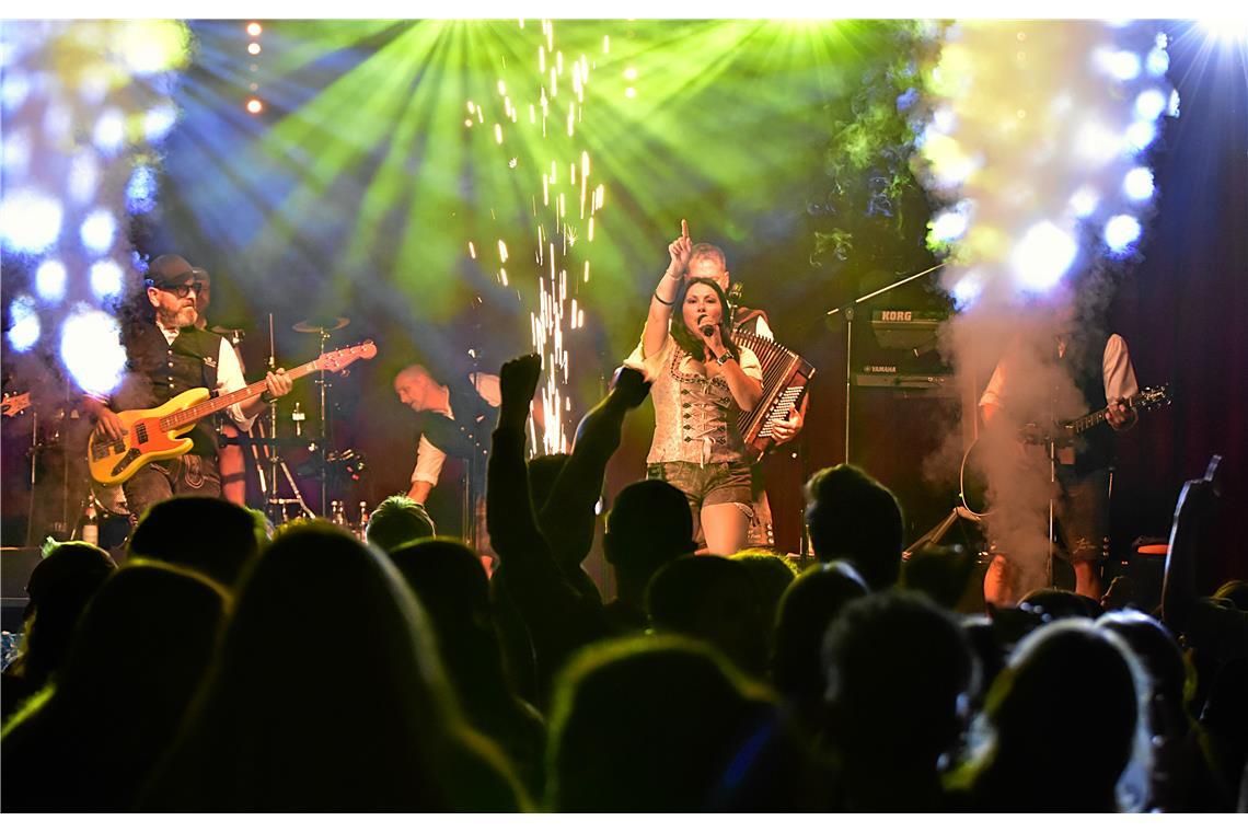 Festzelt-Hits bringen die Stimmung auf der Party zum kochen. Biketoberfest in de...