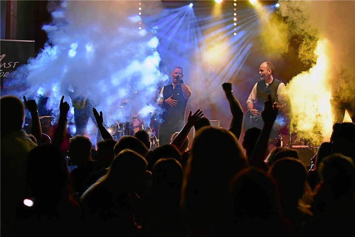 Festzelt-Hits bringen die Stimmung auf der Party zum kochen. Biketoberfest in de...