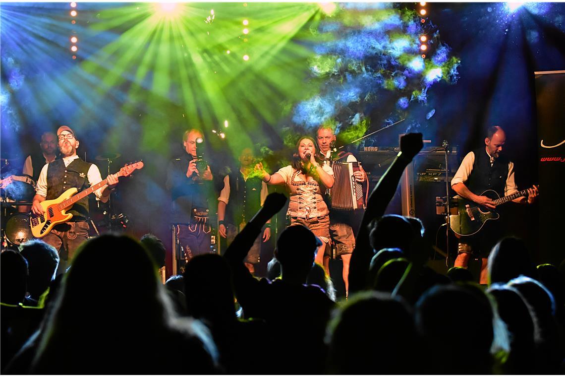Festzelt-Hits bringen die Stimmung auf der Party zum kochen. Biketoberfest in de...