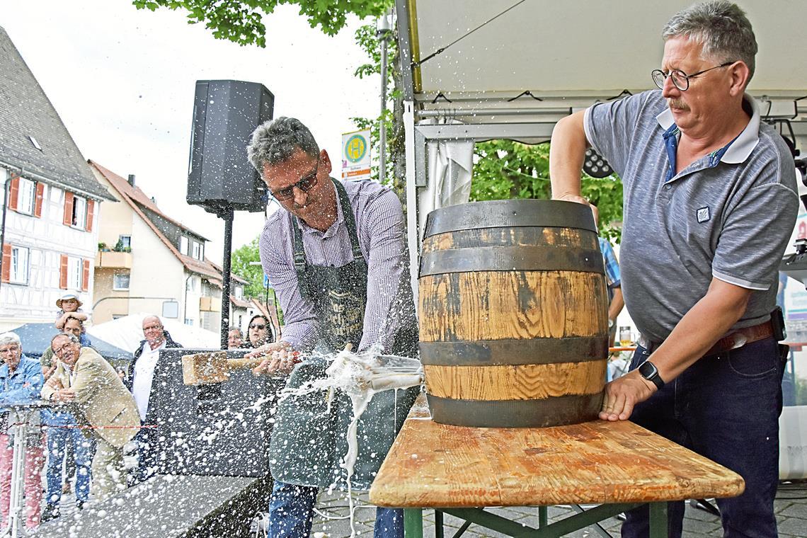 Viel Andrang beim Bürgerfest in Kirchberg Feuchtfröhlicher Beginn: Bürgermeister Frank Hornek (vorne links) eröffnet das 46. Bürgerfest Kirchberg mit dem Fassanstich. Foto: Tobias Sellmaier