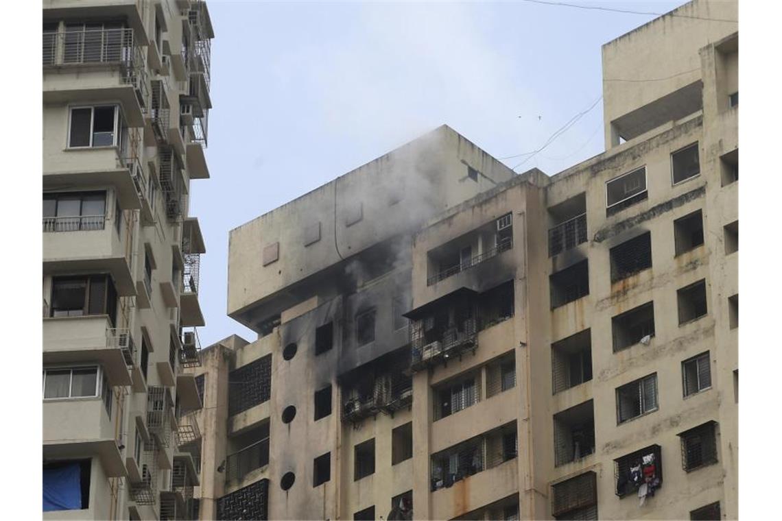 Feuer in einem 19-stöckigen Gebäudein Mumbai. Foto: Emmanual Yogini/AP/dpa