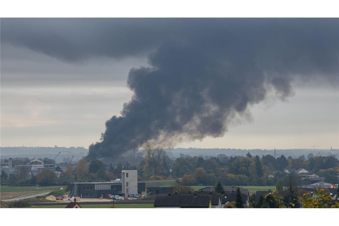 Sortieranlage brennt – Verkehr im Umkreis gesperrt Feuer in Sontheim an der Brenz: In einer Sortieranlage ist ein Feuer ausgebrochen.