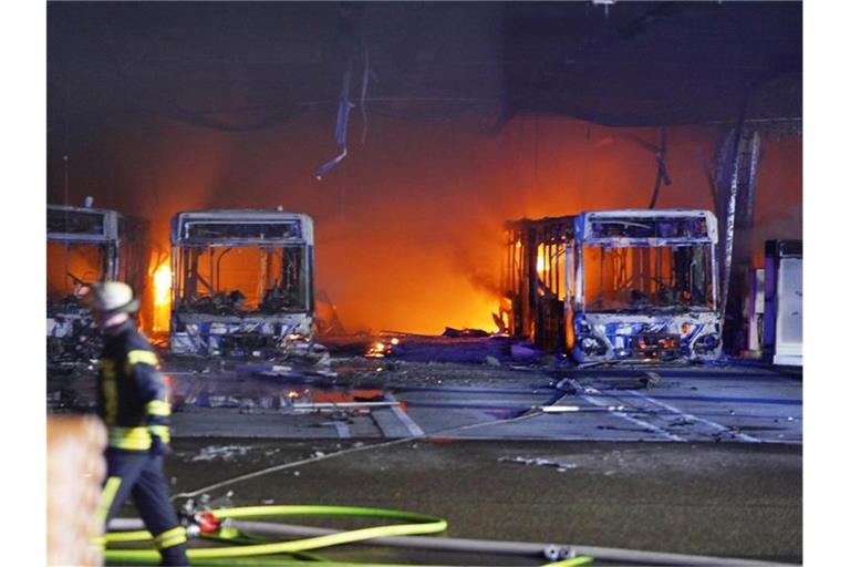 Feuer ist in einem Depot für Busse zu sehen. Foto: Andreas Rosar/dpa/archivbild