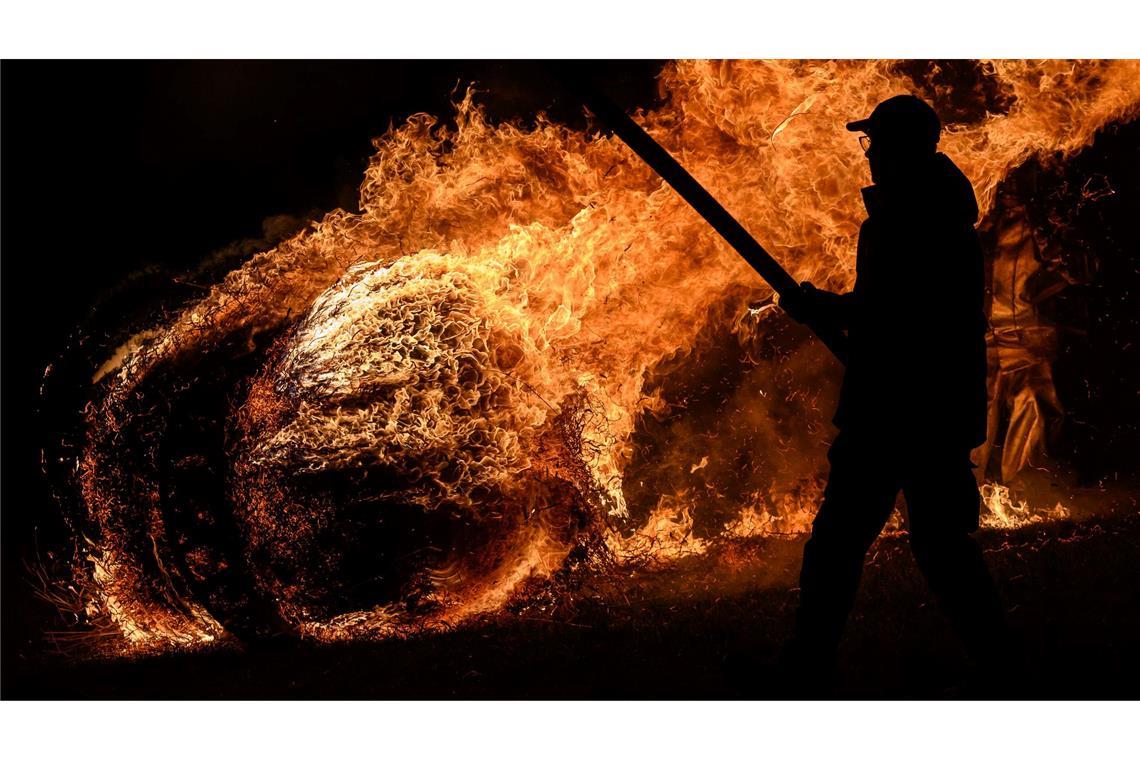 Feuer, Stroh und Tradition – Ostersonntag beim Feuerräderlauf am Kehrenbacher Berg in Hessen