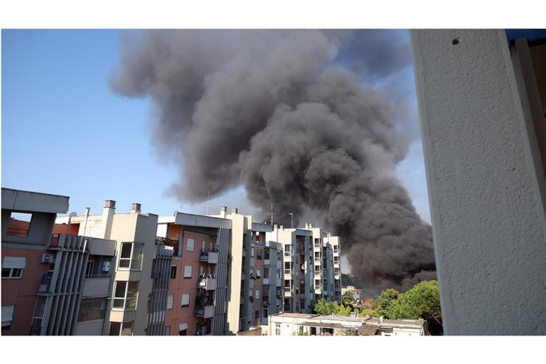 Feuer und Rauch sind nach einer starken Explosion im Viertel Via dei Gordiani an der Casilina in Rom zu sehen