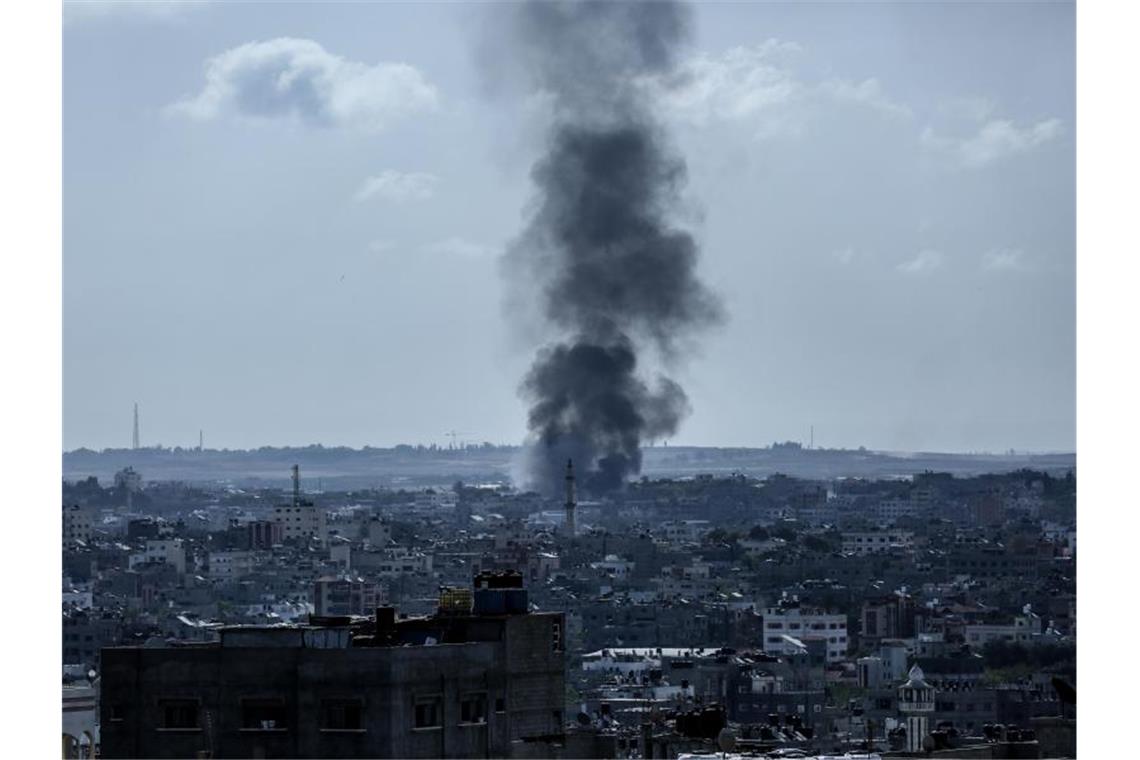 Israels Armee tötet hochrangigen Militärkommandeur in Gaza Feuer und Rauch steigen über einer Fabrik im nördlichen Gazastreifen auf. Foto: Bashar Taleb/APA Images via ZUMA Wire/dpa