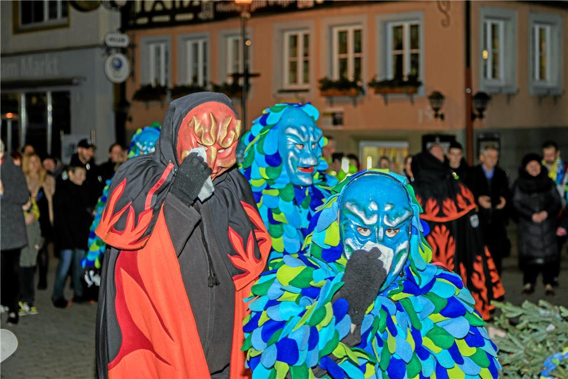 Diese Experten halten das Narren-Häs in Schuss Feuerbarthl und Wasserfratz werden von den Murreder Henderwäldlern selbst hergestellt. Die Masken werden vom Maskenschnitzer gefertigt. Archivfoto: Stefan Bossow