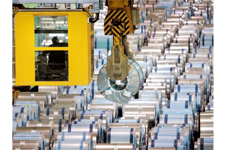 Feuerbeschichtungsanlage von ThyssenKrupp in Dortmund: Die Produktionsflaute in der deutschen Industrie setzt sich fort. Foto: Bernd Thissen