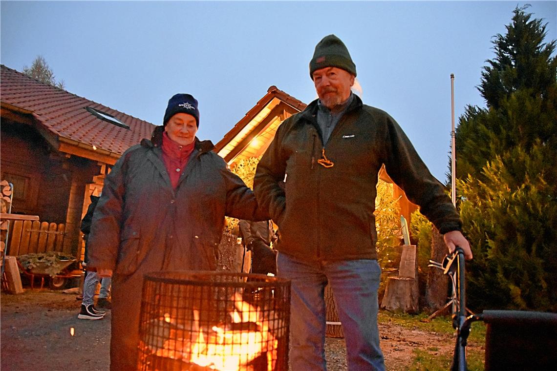 Feuerkörbe und Schwedenfeuer sorgen in Großhöchberg für eine stimmungsvolle Atmo...