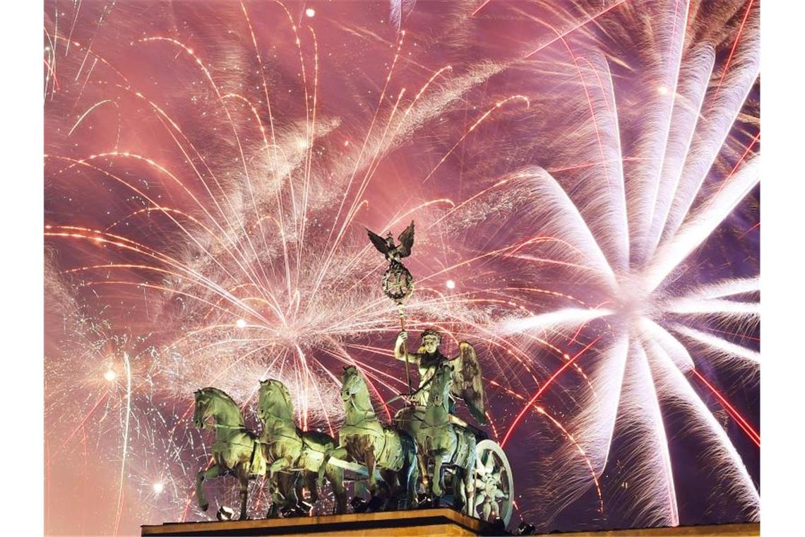 Feuern aus allen Rohren bei Deutschlands größter Silvesterparty am Brandenburger Tor. Foto: Monika Skolimowska/zb/dpa