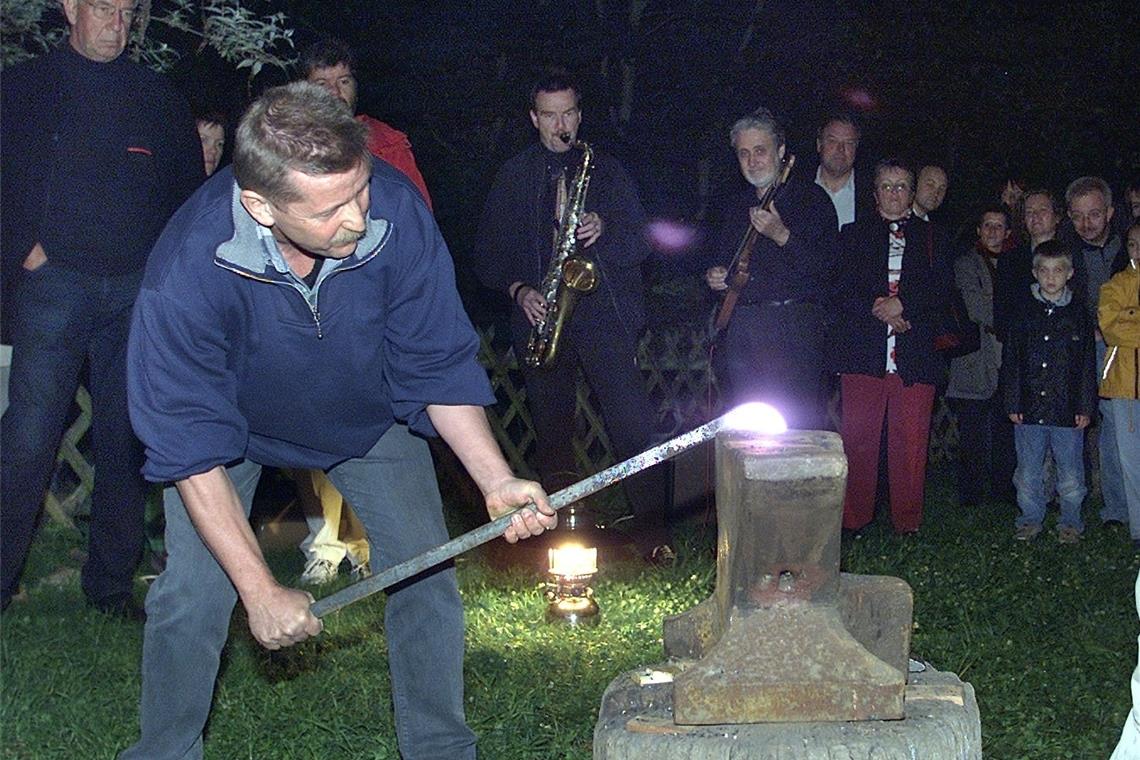 „Die Hauptarbeit ist die Planung im Kopf“ Feuernachtklänge im Elisenhof Backnang 2002: Peter Haußmann hat Stahl mit der Feldschmiede erhitzt und zu einer Triangel geformt, Volkmar Schwozer (Saxofon) und Stanley McKee (Gitarre) improvisierten dazu. Rund 200 Gäste verfolgten die Szenerie. Foto: A. Wahl