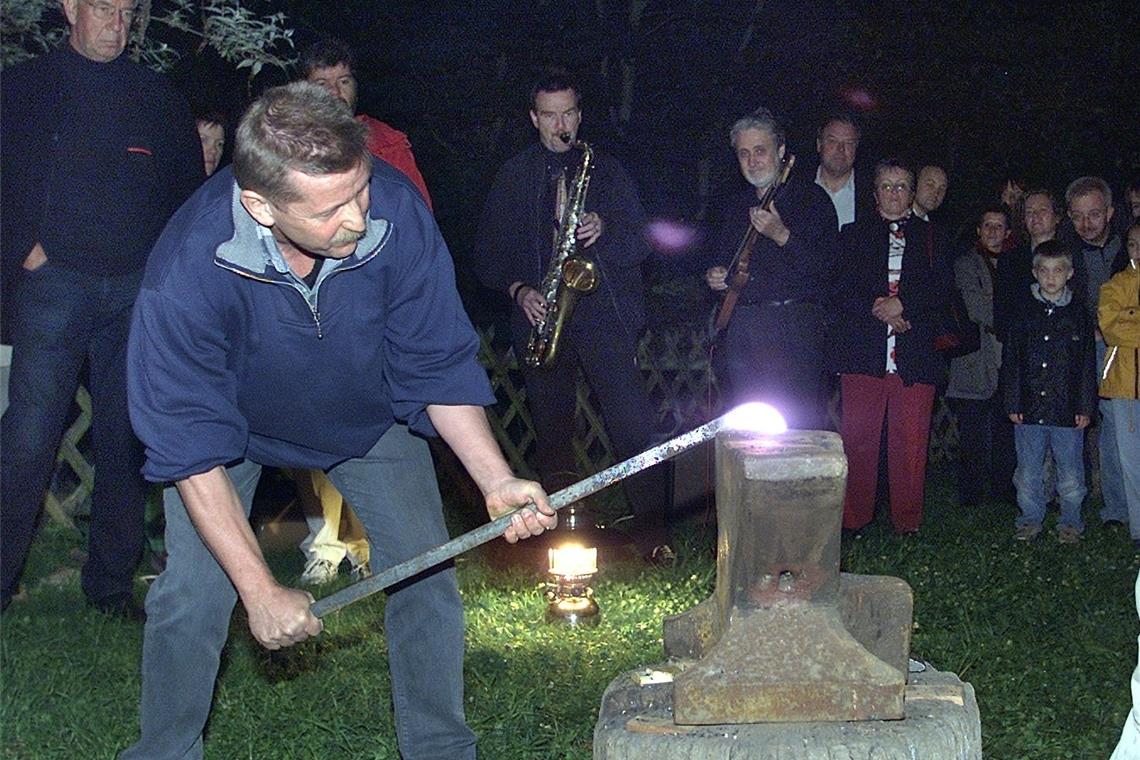 Feuernachtklänge im Elisenhof Backnang 2002: Peter Haußmann hat Stahl mit der Feldschmiede erhitzt und zu einer Triangel geformt, Volkmar Schwozer (Saxofon) und Stanley McKee (Gitarre) improvisierten dazu. Rund 200 Gäste verfolgten die Szenerie. Foto: A. Wahl