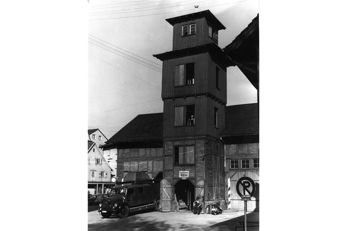 Die Feuerwehr am Adenauerplatz Feuerspritzenremise mit Trockenturm (Steigerturm) in den 1950er-/60er-Jahren.