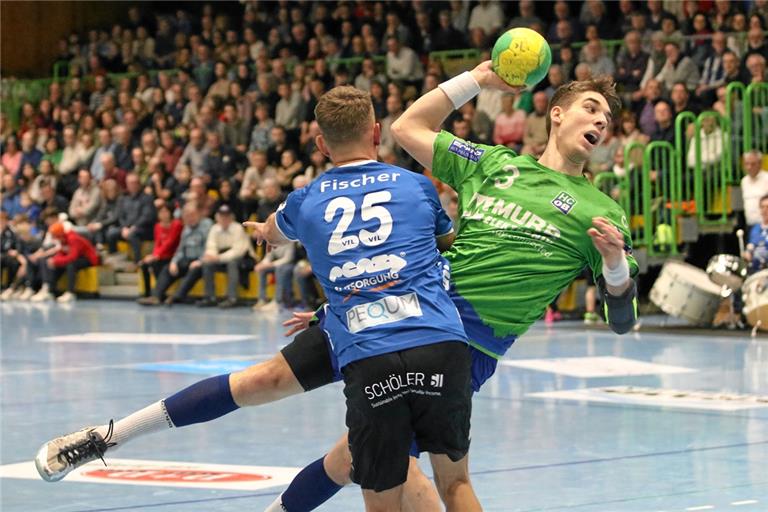 Feuerte den letzten Wurf der Partie ab, wurde aber auch dabei hart bedrängt und zielte drüber: HCOB-Handballer Nikola Vlahovic. Foto: A. Hornauer