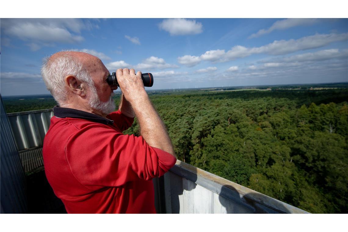 Auf dem Turm im Wald - Rudolf Hoffmann ist Feuerwächter Feuerwächter Rudolf Hoffmann hält am nördlichen Rand des Ruhrgebiets Ausschau nach möglichen Bränden.