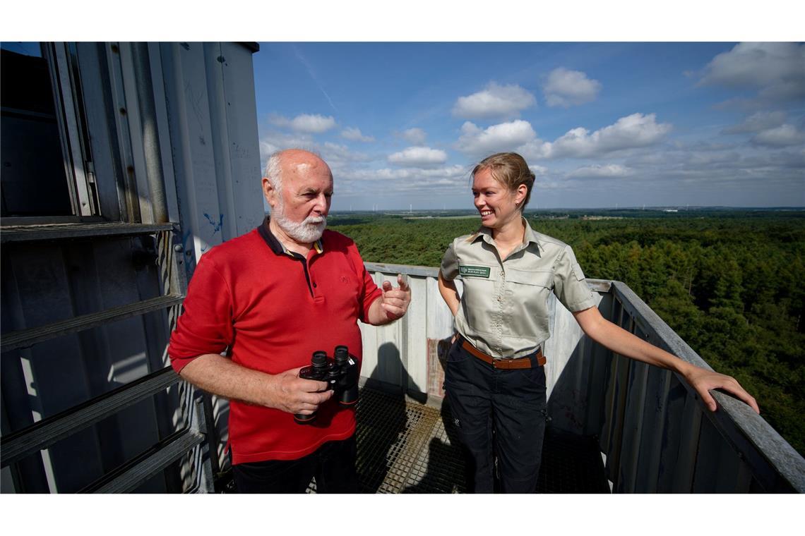 Auf dem Turm im Wald - Rudolf Hoffmann ist Feuerwächter Feuerwächter Rudolf Hoffmann im Gespräch mit Försterin Carla Paul auf dem Feuerwachturm Galgenberg in Nordrhein-Westfalen.
