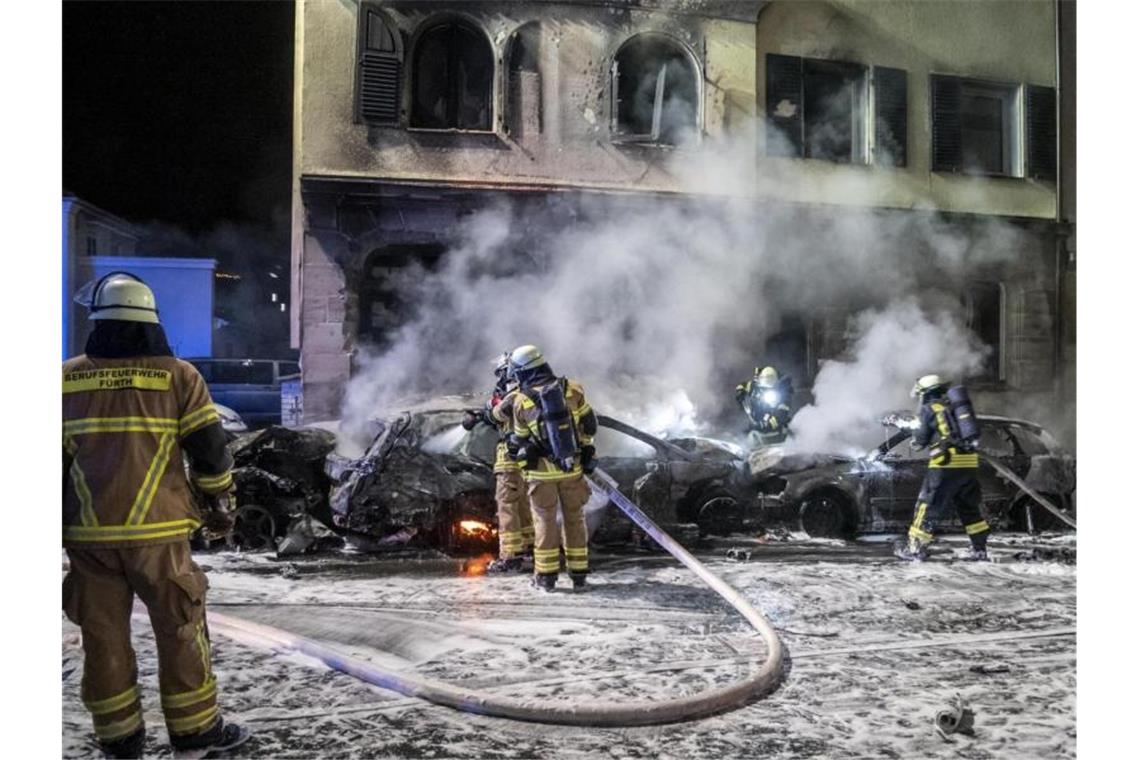 Feuerwehleute sind nach der Chaosfahrt im Einsatz. Foto: Berufsfeuerwehr Fürth/dpa