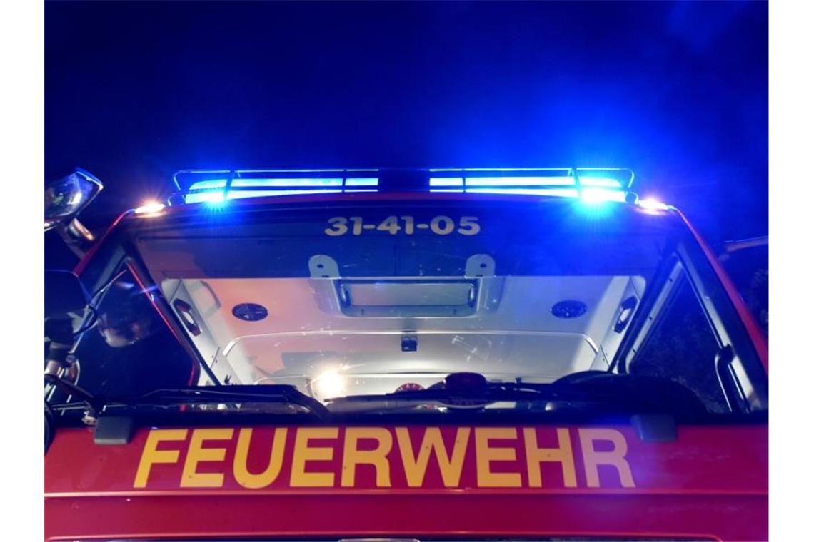 Technischer Defekt entfacht Feuer in Flüchtlingsunterkunft Feuerwehr-Löschfahrzeug mit Blaulicht. Foto: Carsten Rehder/Archiv