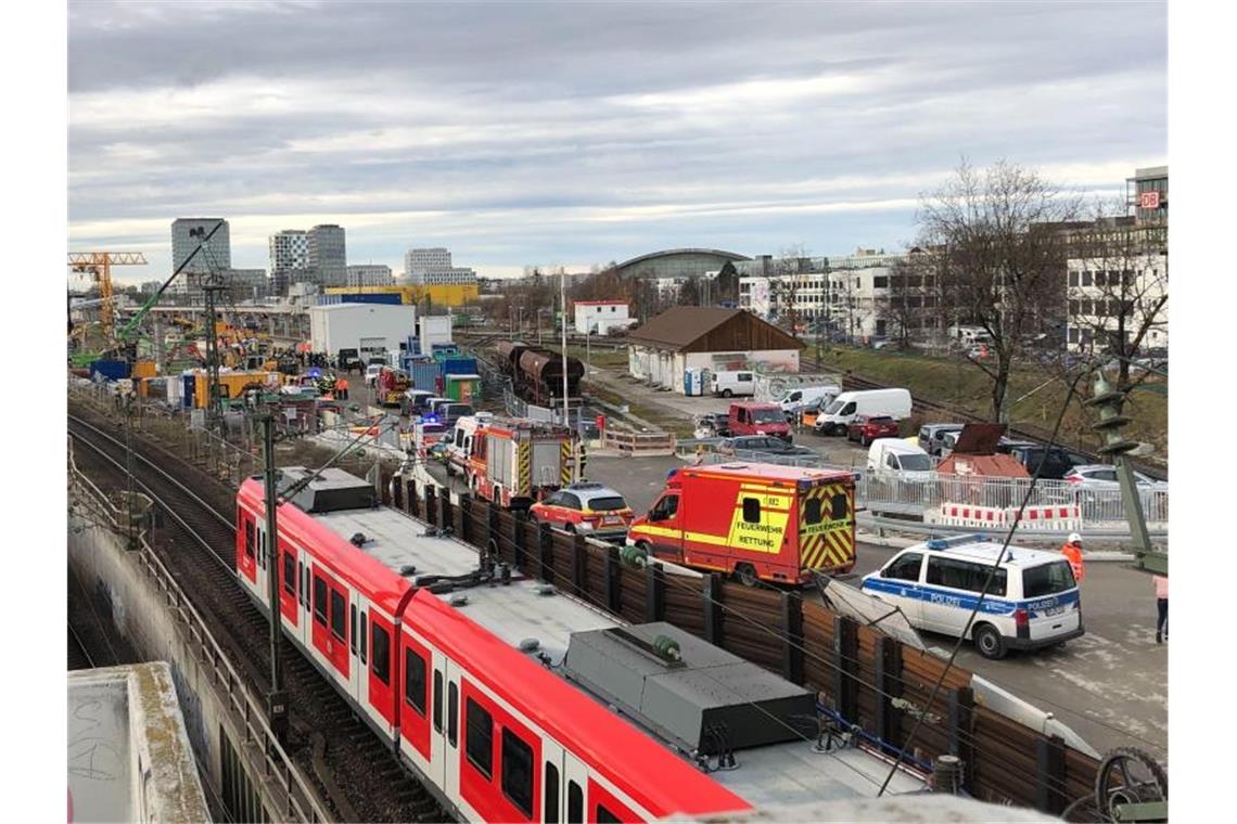 Feuerwehr, Rettungsdienst und Polizei im Einsatz nach der Explosion der Fliegerbombe in München. Foto: Jordan Raza/dpa