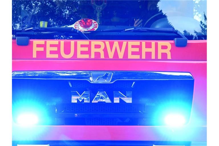 „Feuerwehr“ steht auf einem Einsatzfahrzeug. Foto: Carsten Rehder/dpa/Illustration