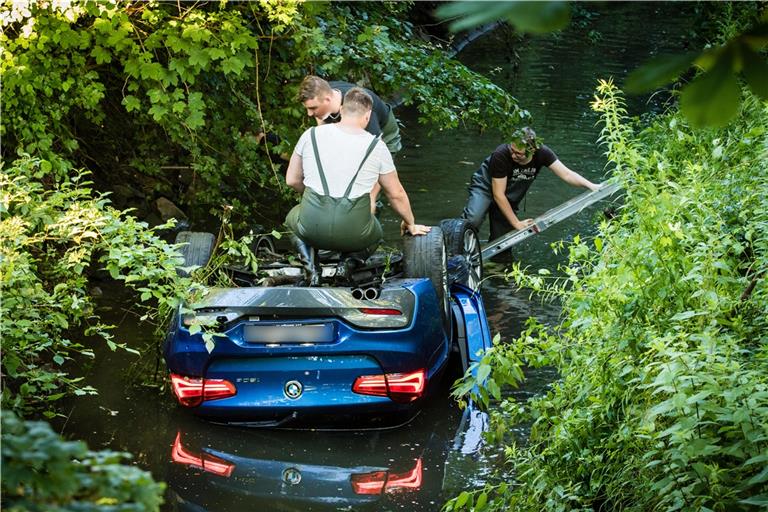 Feuerwehr und ein Abschleppunternehmen bargen den BMW. Foto: B. Beytekin