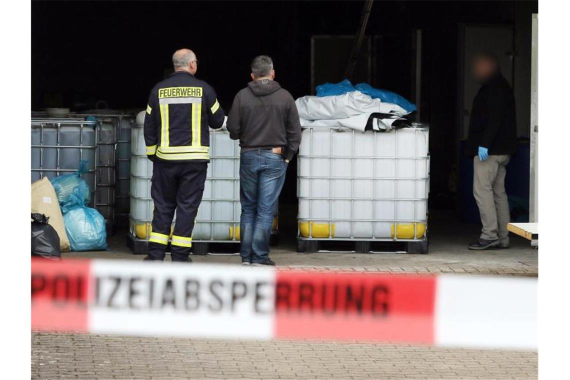 Prozess um Drogenlabor - Eine Szenerie wie in „Breaking Bad“ Feuerwehr und Ermittler untersuchen im April 2019 die Lagerhalle in Preußisch Oldendorf. Foto: Oliver Krato/dpa