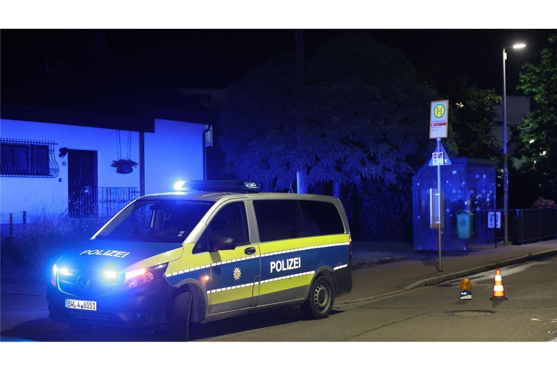 Vollbrand auf Parkplatz – 60.000 Euro Schaden Feuerwehr und Polizei rückten gegen 1.35 Uhr an den Parkplatz an.