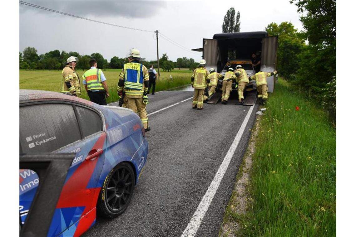 Zu heiß verladen: Brennende Rennwagen in Transporter Feuerwehr und Polizei sind nach dem Brand eines Lastwagens im Einsatz. Foto: R. Priebe/Pr-Video