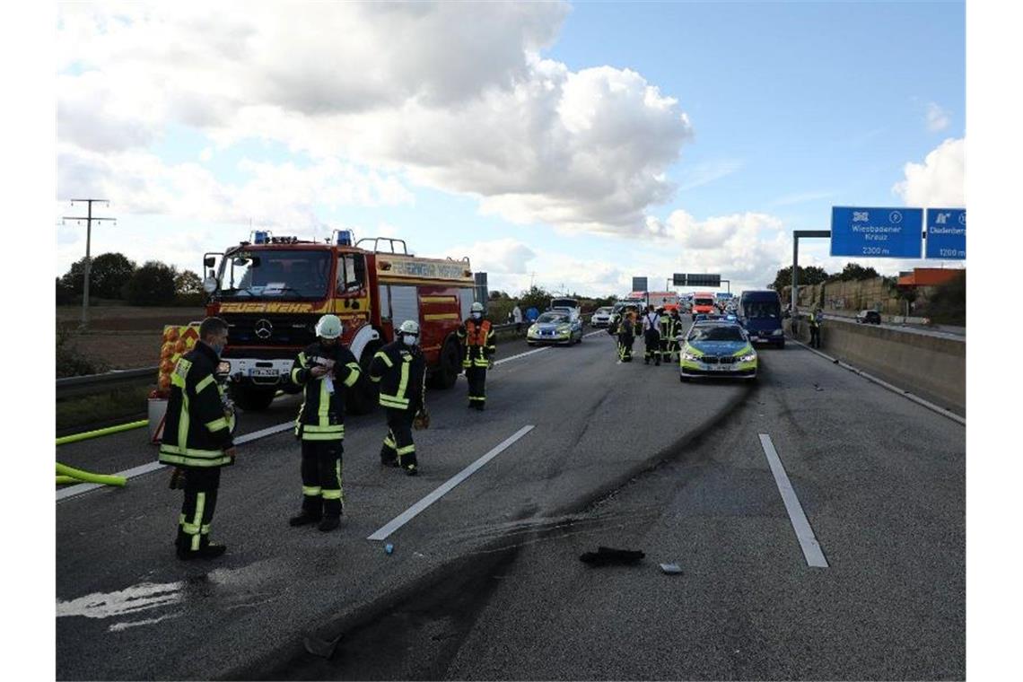 Feuerwehr- und Polizeifahrzeuge nach dem Unfall auf der A66. Foto: -/5vision.media/dpa