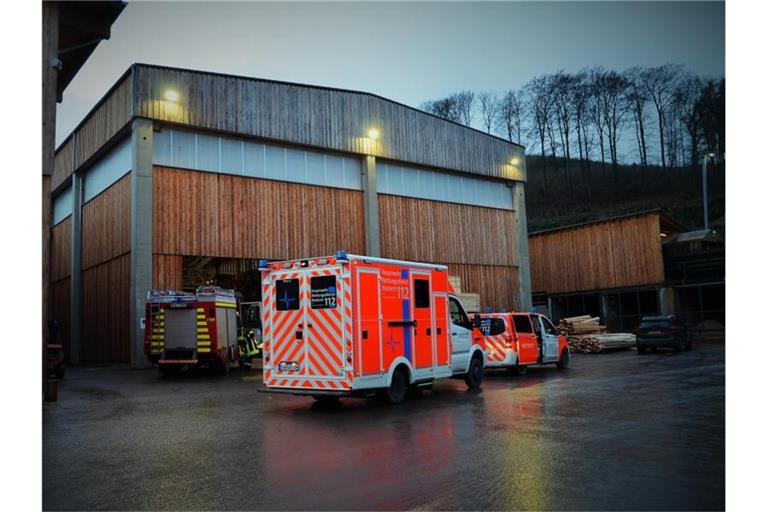 Feuerwehr und Rettungsdienst sind im Schmallenberger Ortsteil Hanxleden im Einsatz. Foto: Alexander Lange/Westfalenpost/dpa
