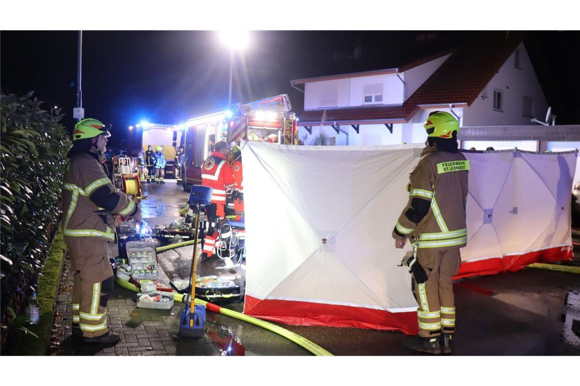 Feuerwehr und Rettungsdienste rückten an, nachdem die Flammen gegen 3 Uhr ausgebrochen waren.