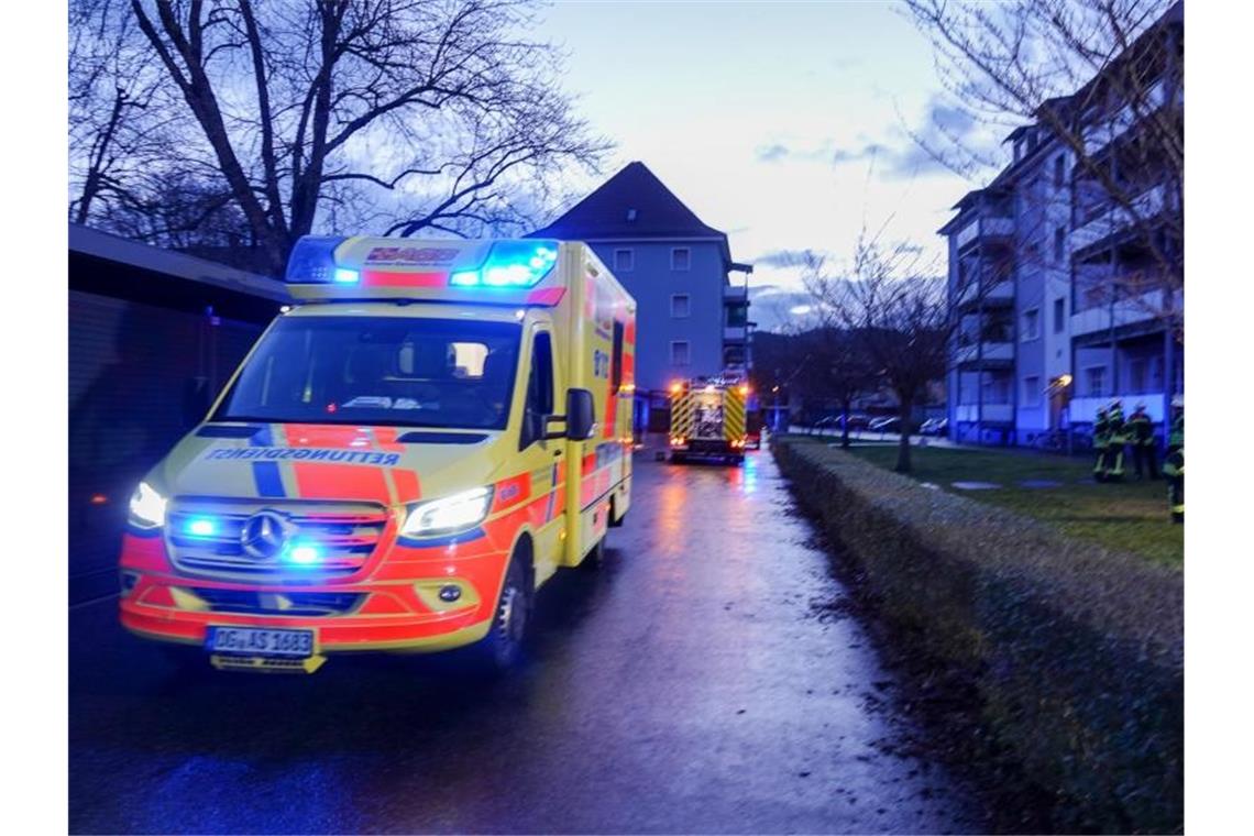 Feuerwehr und Rettungswagen stehen in einer Straße. Foto: Christina Häußler/Einsatz-Report24/dpa