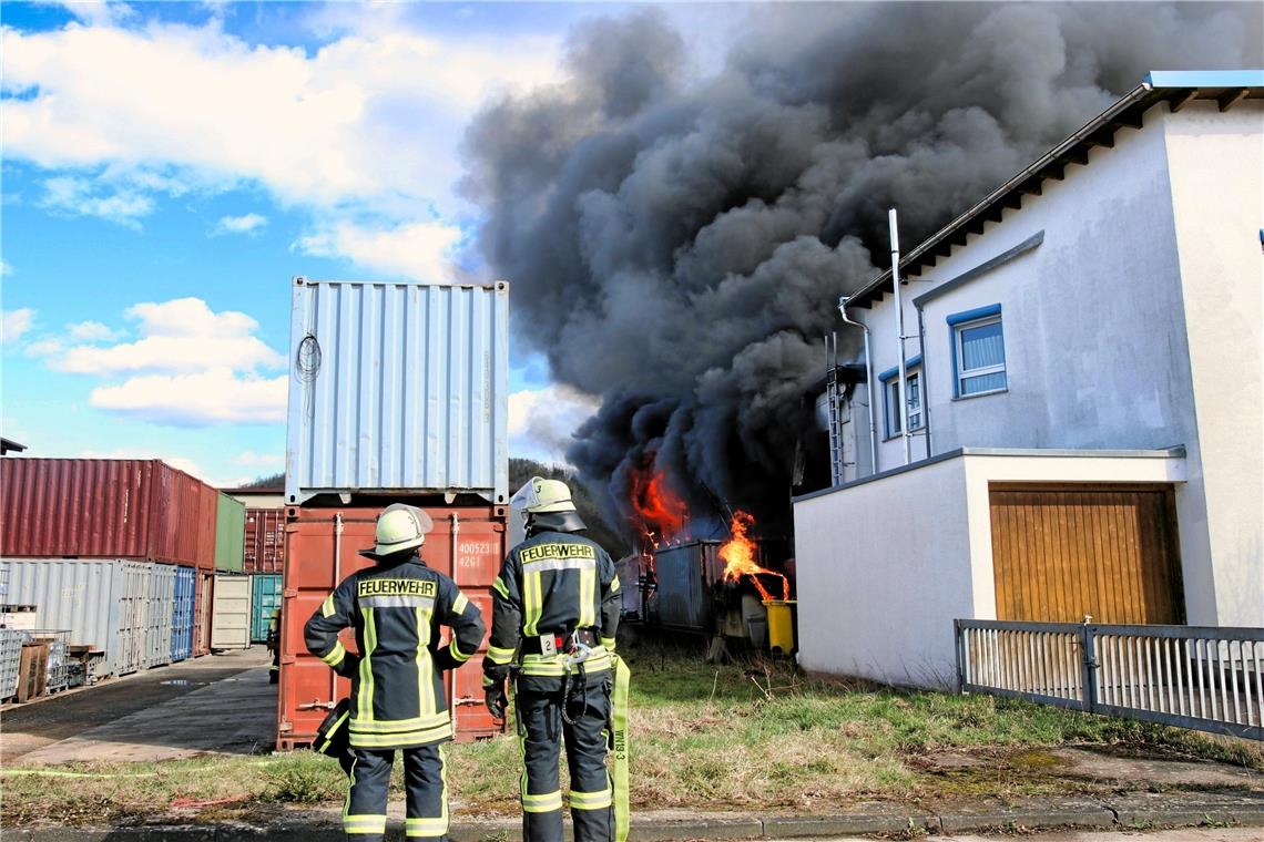 UPDATE
Drei Personen bei Vollbrand einer Werkhalle in Miedelsbach verletzt Feuerwehr versucht, den Brand zu bekämpfen. Fotos: 7aktuell/Kevin Lermer