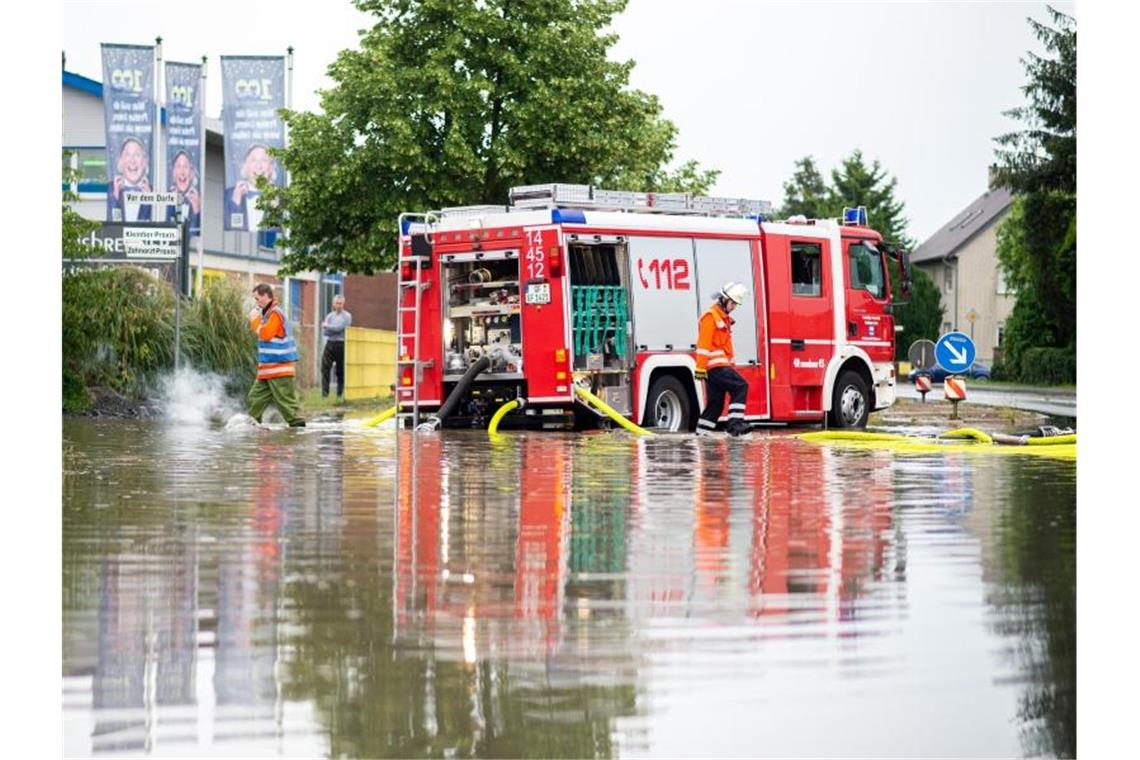 Gewitter und kräftiger Regen ziehen über Teile Deutschlands Feuerwehreinsatz auf einer überschwemmten Bundesstraße im Landkreis Gifhorn in Niedersachsen. Foto: Hauke-Christian Dittrich/dpa