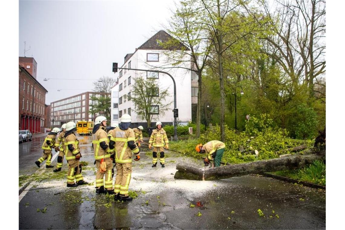 Tief „Eugen“ wütet mit Sturmböen in Teilen Deutschlands Feuerwehreinsatz in Bremen. Foto: Sina Schuldt/dpa