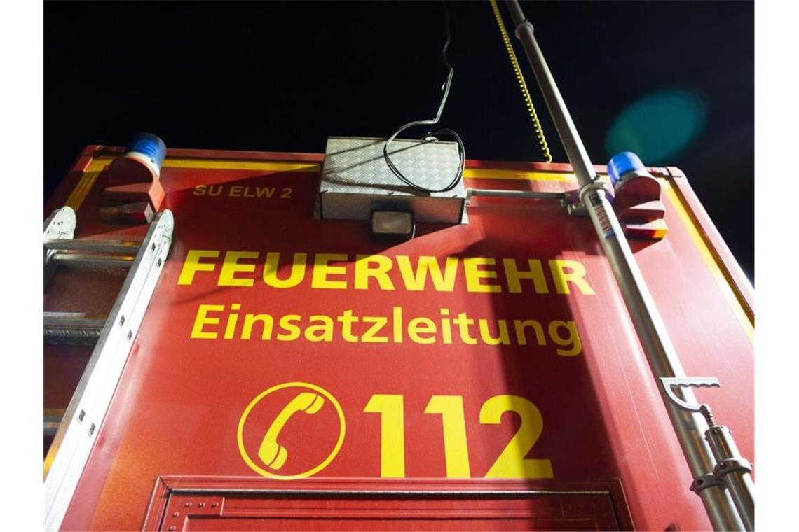 Feuerwehreinsatz in Ratingen: Im Treppenhaus eines Mehrfamilienhauses hatten plötzlich CO-Messgeräte Alarm geschlagen (Archiv). Foto: Thomas Banneyer/dpa