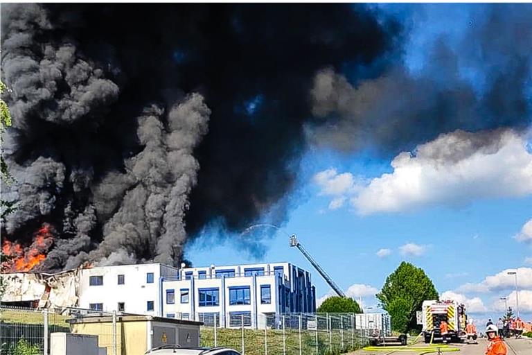 Feuerwehren aus mehreren Kommunen bekämpfen am Samstagabend einen Großbrand in Fichtenberg. Foto: Corinna/Beytekin Photography