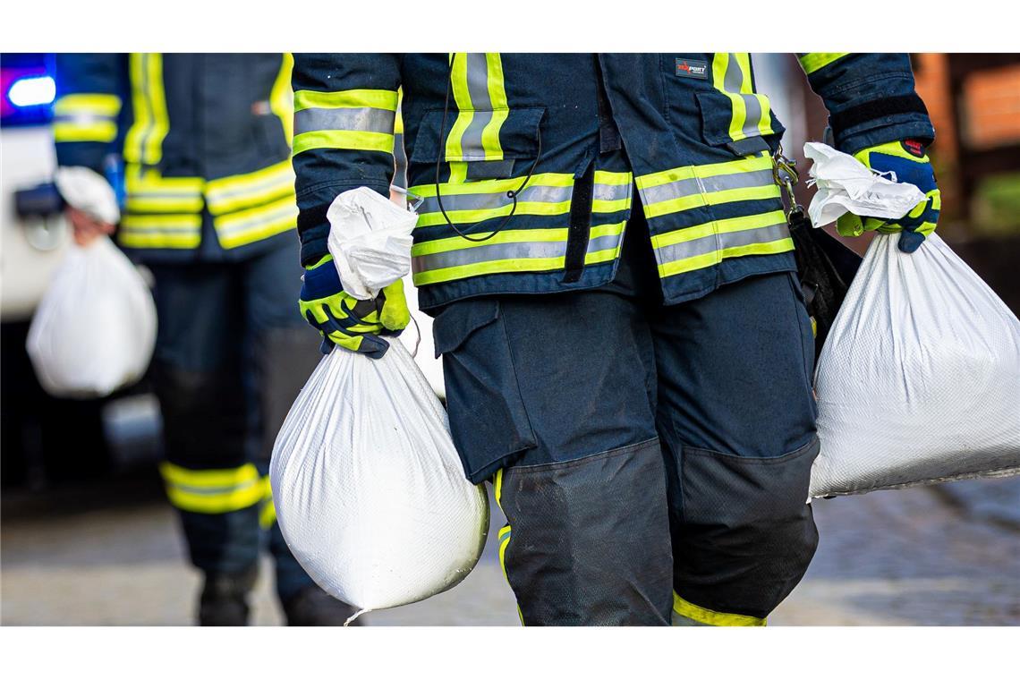 Feuerwehr: Bevölkerung muss sich wieder mehr selbst helfen Feuerwehren rufen die Bevölkerung dazu auf, sich besser auf Naturkatastrophen vorzubereiten. (Archivbild)