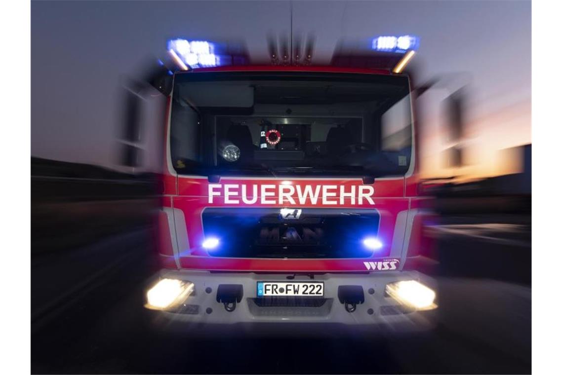 Kerze im Wohnzimmer löst Brand aus: Vier Verletzte Feuerwehrfahrzeug im Sonnenuntergang. Foto: Patrick Seeger/dpa