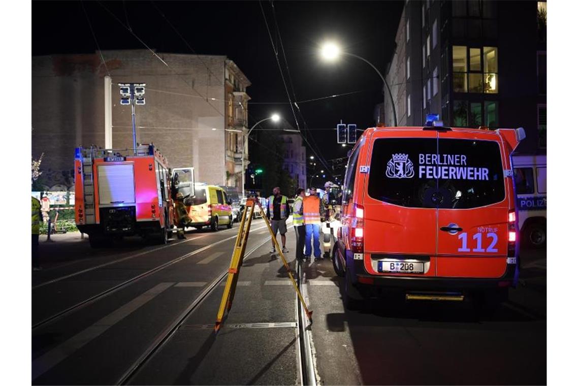 Trauer nach Unfall mit vier Toten in Berlin - Kritik an SUV Feuerwehrfahrzeuge an der Unfallstelle Ecke Invalidenstraße und Ackerstraße. Foto: Britta Pedersen
