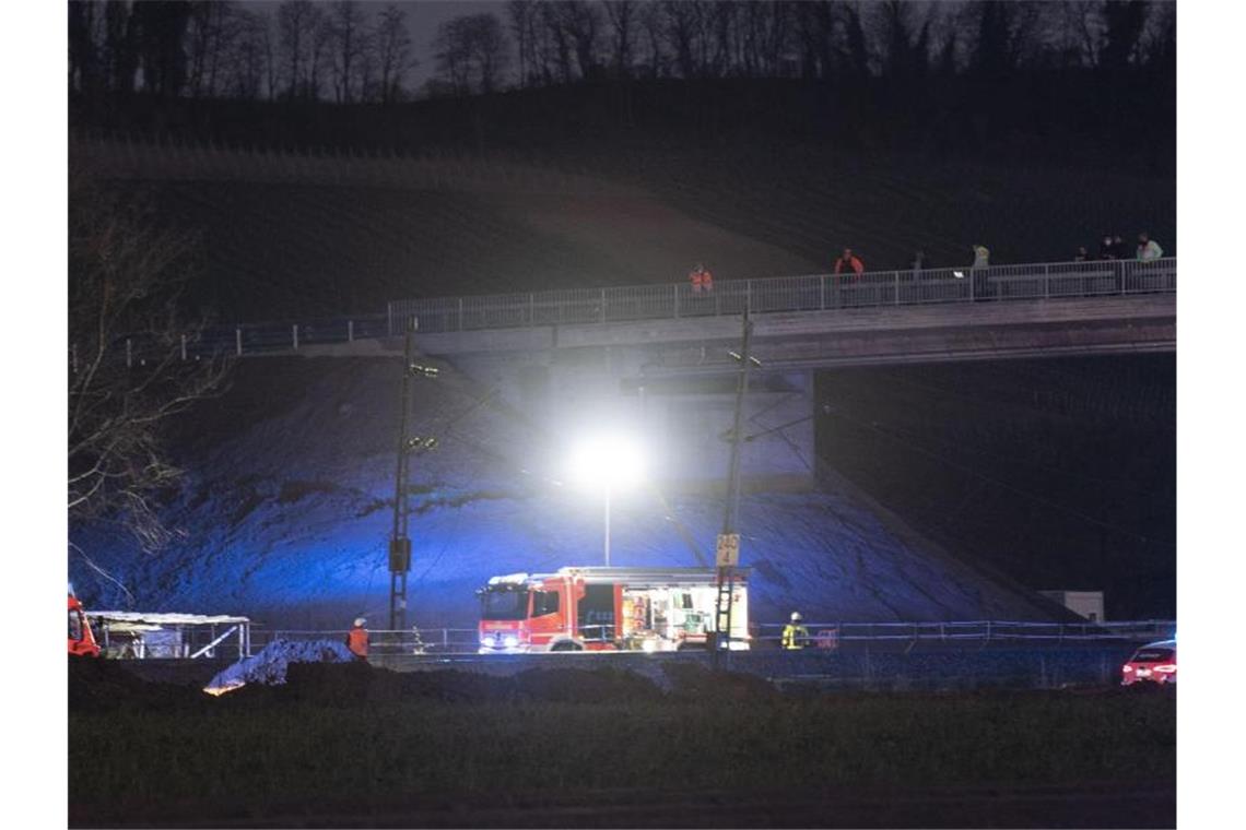 Polizei zu tödlichem Zugunglück: Betonteil-Sturz auf Gleise