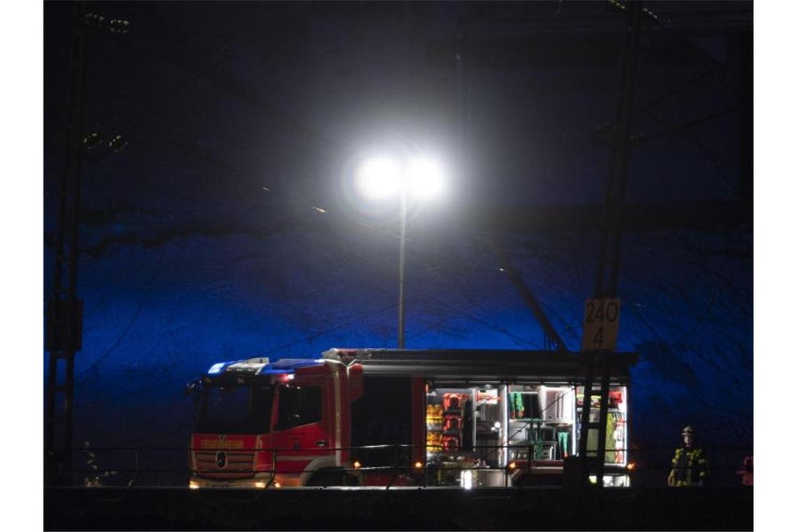 Feuerwehrfahrzeuge bei dem verunglückten Zug in Auggen. Foto: Patrick Seeger/dpa