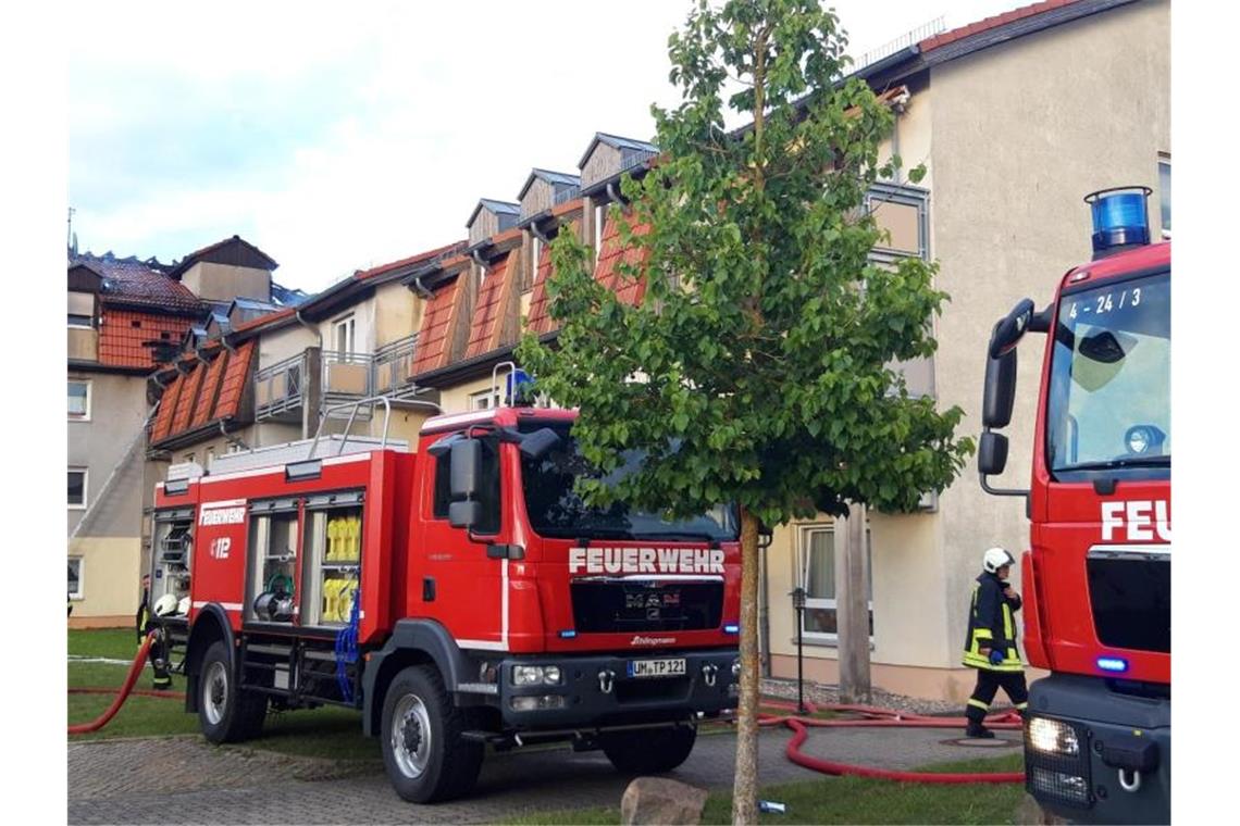 Feuerwehrfahrzeuge stehen vor dem Ort des Feuers in Templin. Der Dachstuhl des Heims sei aus bislang ungeklärter Ursache gegen 16:50 Uhr in Brand geraten. Foto: Christian Pörschmann/-/dpa