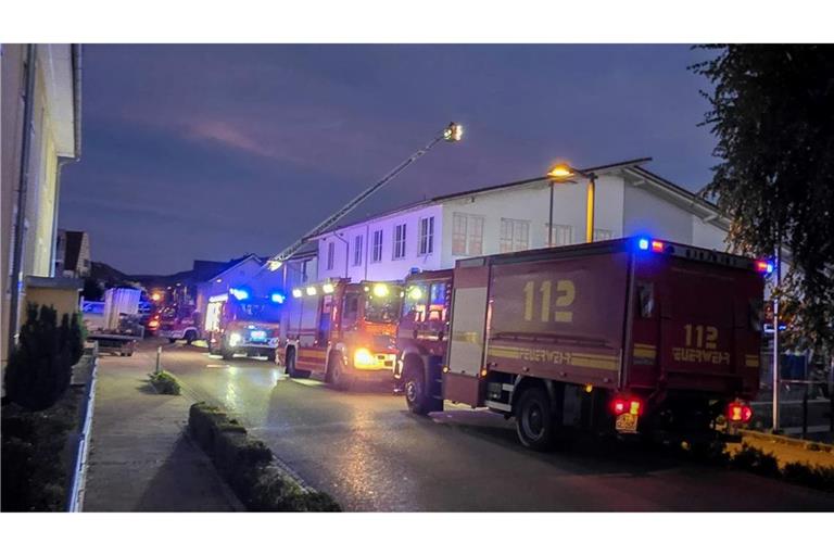 Feuerwehrfahrzeuge stehen vor dem Supermarkt.