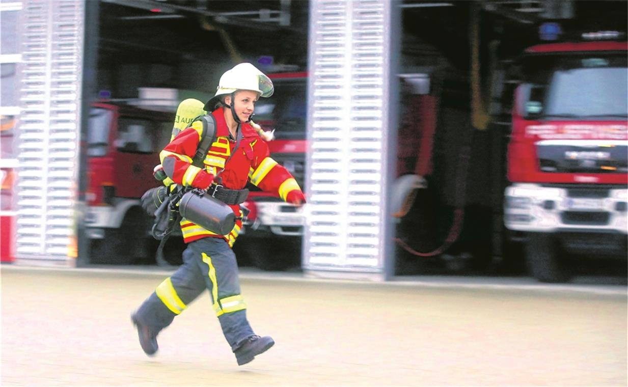 Feuerwehrfrau Steffi Saul plant einen neuen Rekordlauf in voller Ausrüstung. Foto: G. Habermann