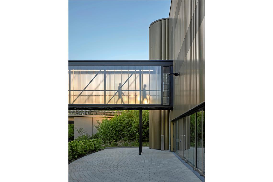 Feuerwehrhaus mit Rettungswache, Schwaikheim, außen. Architektur: Drei Architekt...