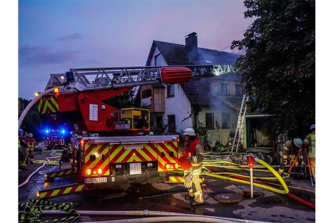 Nach Löscharbeiten: Einfamilienhaus steht wieder in Flammen