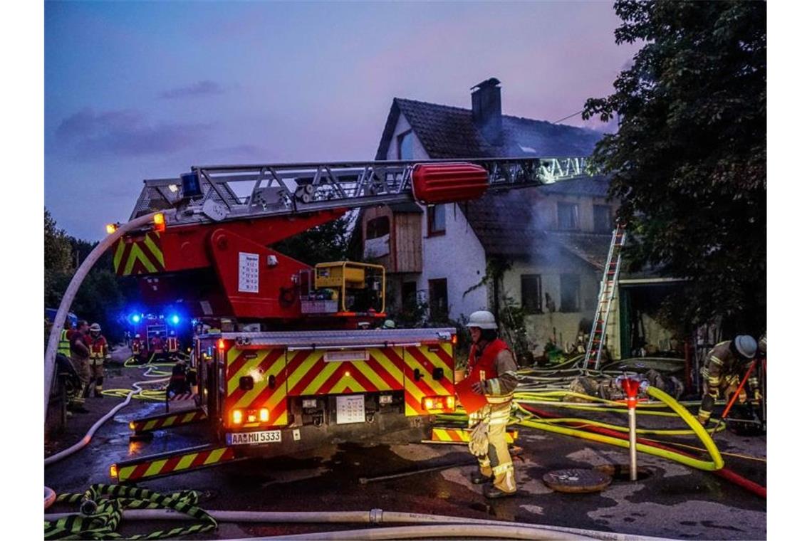Feuerwehrkräfte bekämpfen einen Brand an einem Einfamilienhaus. Foto: Kohls/SDMG/Archiv